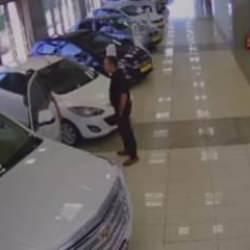 Avcılar'da ortalığı birbirine katmıştı: Aracı çaldığı anların görüntüsü ortaya çıktı!