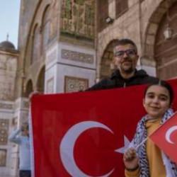 Emevi Camii'nde cuma namazı kılındı: Türk bayrakları dikkat çekti