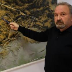 Bu bölgelerde büyük deprem beklenmiyor: Uzmanı haritada işaret ederek gösterdi!