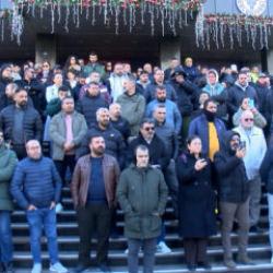 CHP'li Buca Belediyesi'nde maaşlarını alamayan işçiler belediye binası önünde eylem yaptı