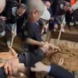 Devlet Bahçeli, Ferdi Tayfur'un mezarına toprak attı