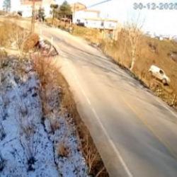 Hafif ticari aracın fındık bahçesine uçtuğu kaza kamerada