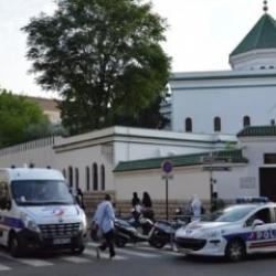 Fransa'da alçak saldırı: Cami kapısına domuz kafası çizildi