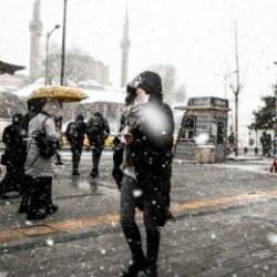 İstanbul'da kar yağışı etkisini artırdı! Lapa lapa yağıyor