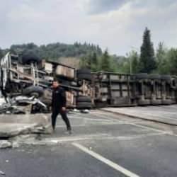 Kocaeli'de tır devrildi! Uzun araç kuyrukları oluştu