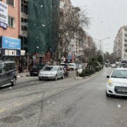 Şehre yıllar sonra ilk kez kar yağdı! Sevinçleri kısa sürdü