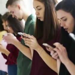 Telefonu aşırı kullananların keyfini kaçıracak haber! Text Neck sendromu olabilirsiniz