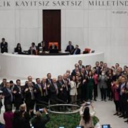 CHP milletvekilleri kürsüyü işgal etti! TBMM'de 'İmamoğlu'nun diploması' protestosu