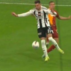Dolmabahçe'de kırmızı kart! Galatasaray 10 kişi kaldı