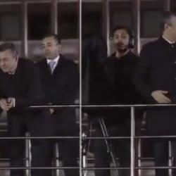 Saraçhane'de kayıp telefon anonsu yapılırken, Özgür Özel ceplerini yokladı