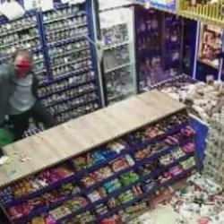 Tekel bayisinde dehşet anları: İki kişiyi öldüresiye dövdüler
