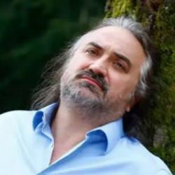 Volkan Konak hayatını kaybetti: Sahnede kalp krizi geçirmişti!