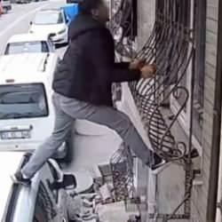 Örümcek gibi tımanan hırsız elbiseleri teker teker toplayıp çaldı