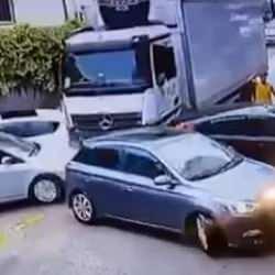 Yük dolu tır park halindeki araçları biçti