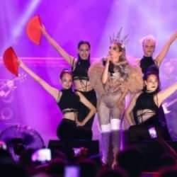 Sahnede zıplama provokasyonuna alet olmuştu! İstinye Üniversitesi'nden Hande Yener kararı
