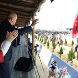 Başkan Erdoğan'ın Etnospor ziyaretinden ilgi çeken kare! O anları ayakta alkışladı...