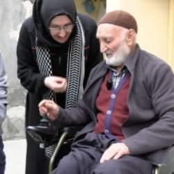 İHH, 60 adet akülü tekerlekli sandalye dağıttı