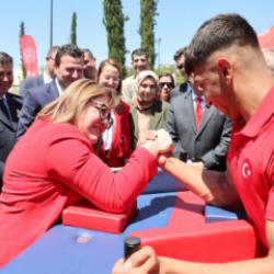 Başkan Fatma Şahin bilek güreşi yaptı... 19 Mayıs etkinliğinde renkli görüntüler