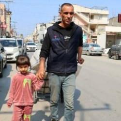 6 yaşındaki Hayrunisa, görme engelli babasına rehberlik yapıyor