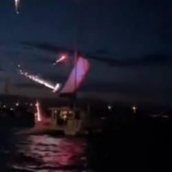 Akrobatik şov kabusa döndü: Paramotorla tekneye böyle çarptı