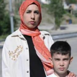Başıboş köpeklerin saldırısına uğrayan anne isyan etti