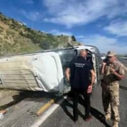 Elazığ'da minibüs takla attı: 3'ü ağır 7 yaralı