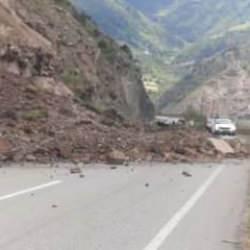 Gümüşhane’de heyelan! Yol ulaşıma kapandı