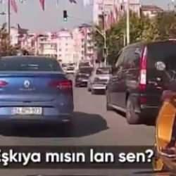 Motosiklet sürücüsü sert kayaya çarptı: Polisin müdahalesi kamerada...
