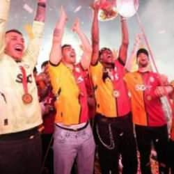 Kutlamalarda ıslıklanmıştı: Sahneyi terk edip ayrılık kararı aldı