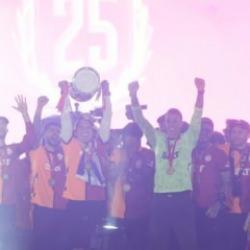 Seremoniye damga vuran anlar! Galatasaray'a kupayı sürpriz isim verdi