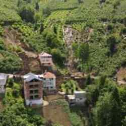 Trabzon’da heyelan afeti! 3 ev hasar gördü
