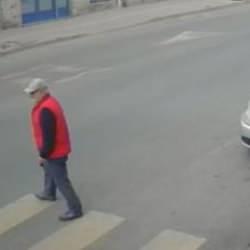 Yaya geçidinde kimse yol vermedi: 81 yaşındaki adama motosiklet çarptı
