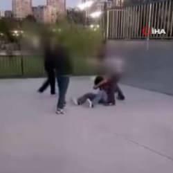 Yürekleri parçalayan anlar! Küçük yaştaki çocuklar çete kurup çocukları dövüyor