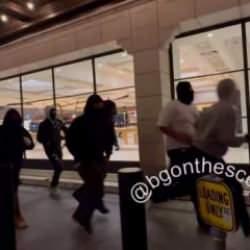 ABD’deki göstericiler Apple Store’daki her şeyi yağmaladı