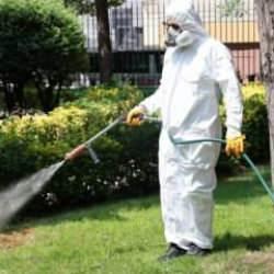 Bağcılar'da parklar ve yeşil alanlar ilaçlanıyor