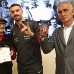 Bizim Çocuklar'dan Aziz Sancar'a ziyaret! ABD'de bozkurt pozu