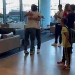 Duygusal anlar! Muslera ve ailesi Türkiye'den ayrıldı