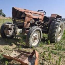 Manisa'da feci ölüm: Traktör tarlaya uçtu!