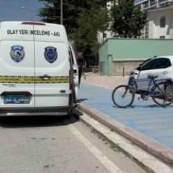 Otomobilin çarptığı bisikletli hayatını kaybetti! O anlar kamerada