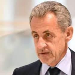 Sarkozy'nin iki nişanı geri alındı