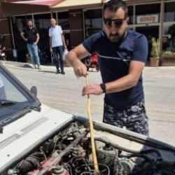 Aracın motoruna giren yılan görenleri şoke etti! Eline sopa alıp böyle çıkardı