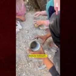 Filistinli çocukları yerden bir avuç makarna toplamaya mahkum ettiler