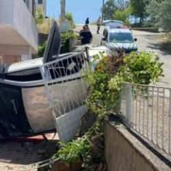 Otomobil, apartmanın bahçesine girerek yan yattı: 5 yaralı
