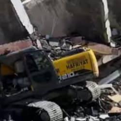 Hatay'da yıkım sırasında 7 katlı bina, iş makinesinin üzerine devrildi