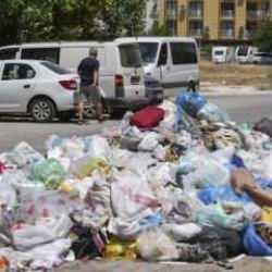 İzmir Buca'da 8 gündür süren 'düzensiz maaş' eylemi nedeniyle çöp yığınları oluştu