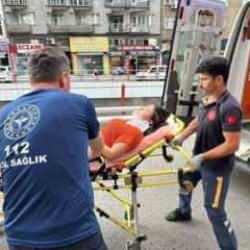 Dolmuştan inen yolcuya motosiklet çarptı: 2 yaralı