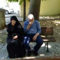 Evden atılan Toprak çifti, günlerini cami avlusunda geçiriyor