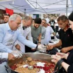 Fatih Belediye Başkanı Mehmet Ergün Turan, vatandaşlara aşure ikram etti