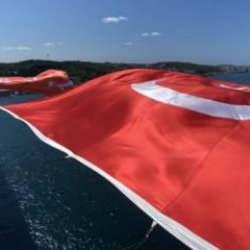 15 Temmuz Şehitler Köprüsü’ne dev Türk bayrağı asıldı