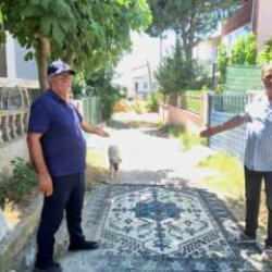 Vatandaşın yol çilesine ilginç çözüm: Çaresizlik sokağa halı serdirtti! 